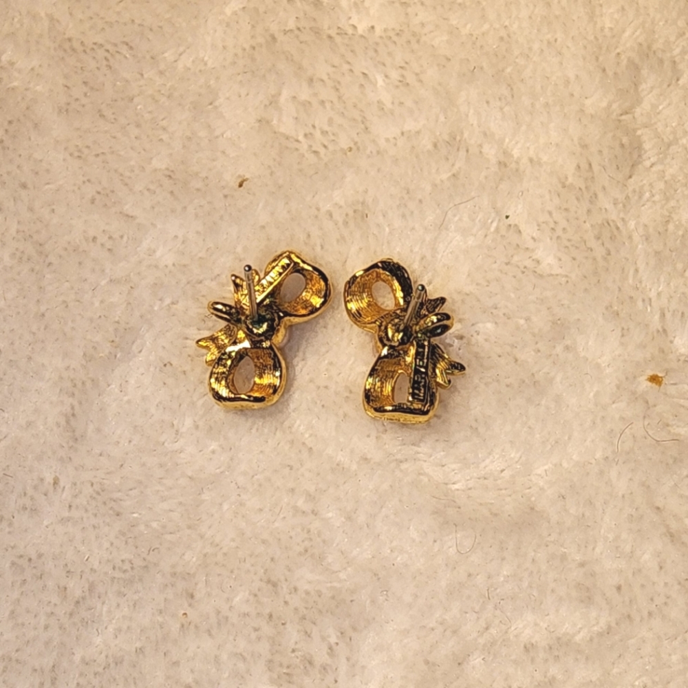 Vintage Trifari Bow Earrings with Faux Pearl Accents – Gold Tone Pierced Studs - Picture 4 of 4